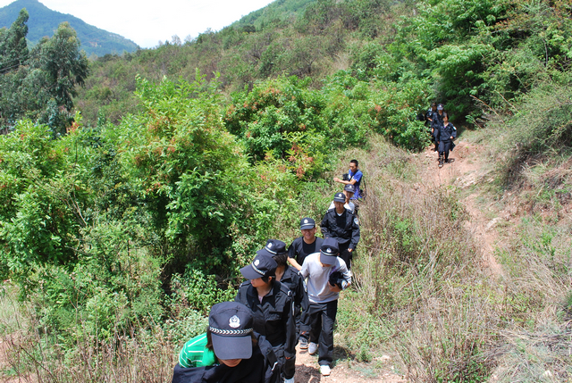 云南警官學(xué)院_徒步行軍