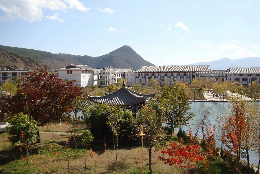 云南大學旅游文化學院——校園景觀圖(湖畔)