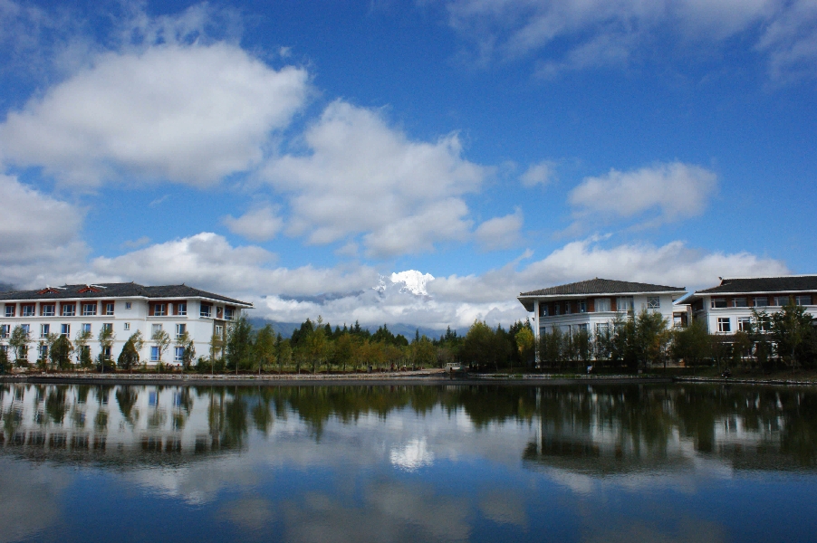 云南大學旅游文化學院——校園景觀圖(雪山遠眺)