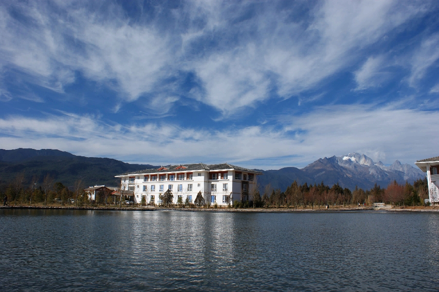 云南大學旅游文化學院——校園景觀圖(水天一色)